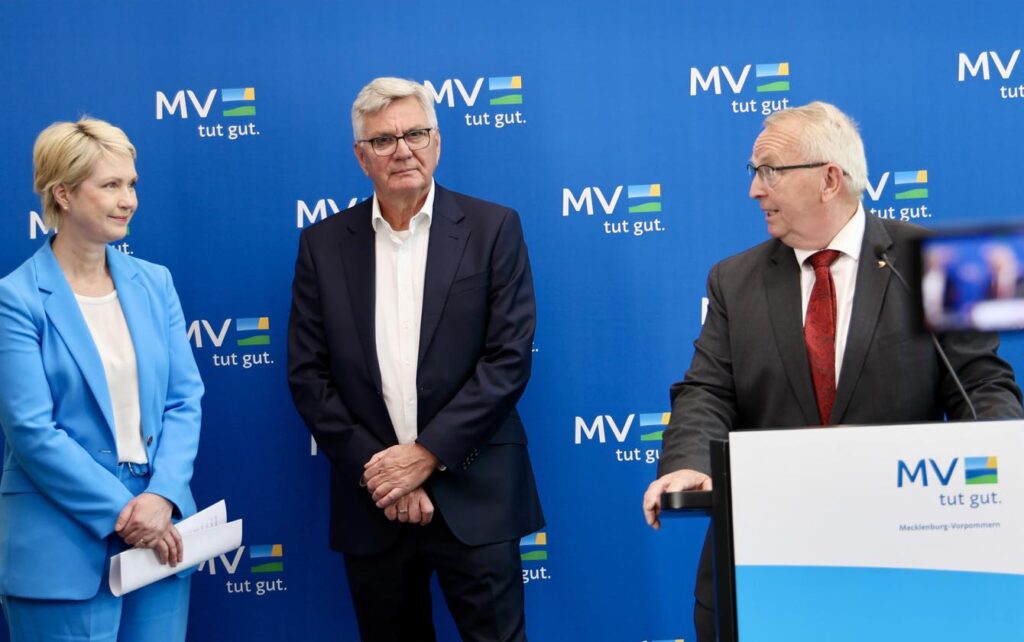 Manuela Schwesig, Werner Hinz und Till Backhaus bei der Pressekonferenz