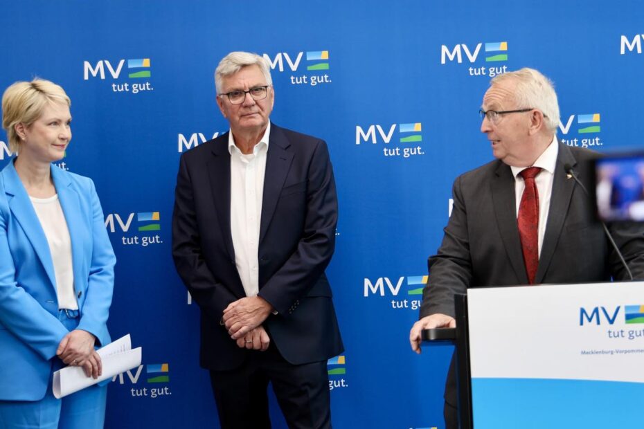 Manuela Schwesig, Werner Hinz und Till Backhaus bei der Pressekonferenz